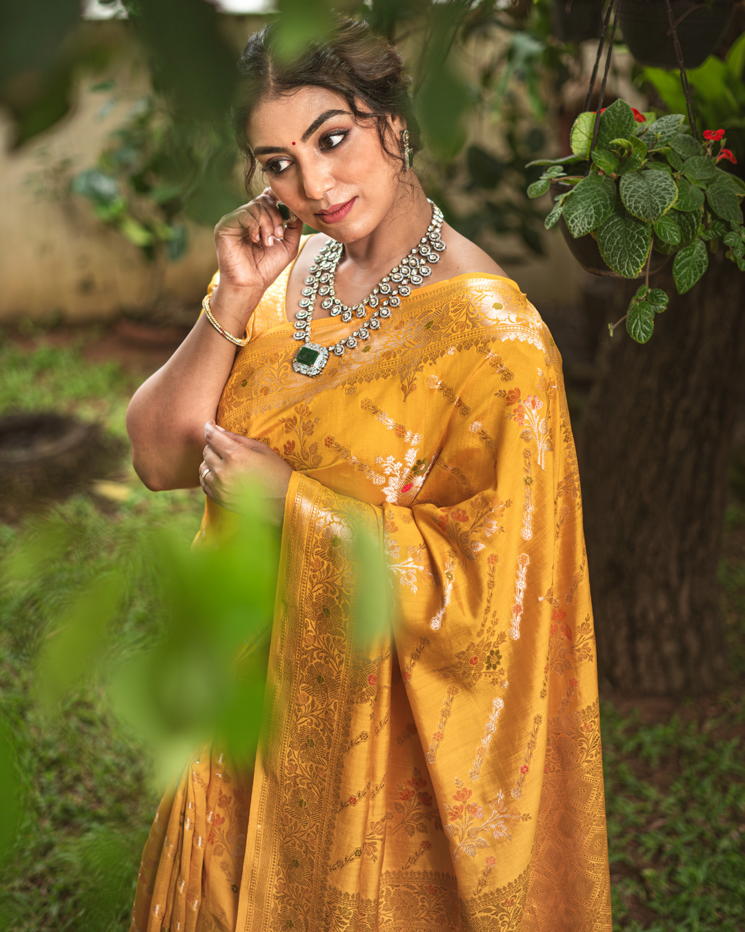 Empress Sunehri Banarasi Silk Saree with Lustrous Zari and Imperial Floral Craftsmanship