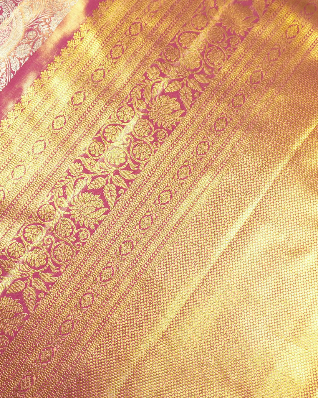 Onion Pink Pure Kanjivaram Saree with Shimmering Paisley Jaal Weaves - katansi