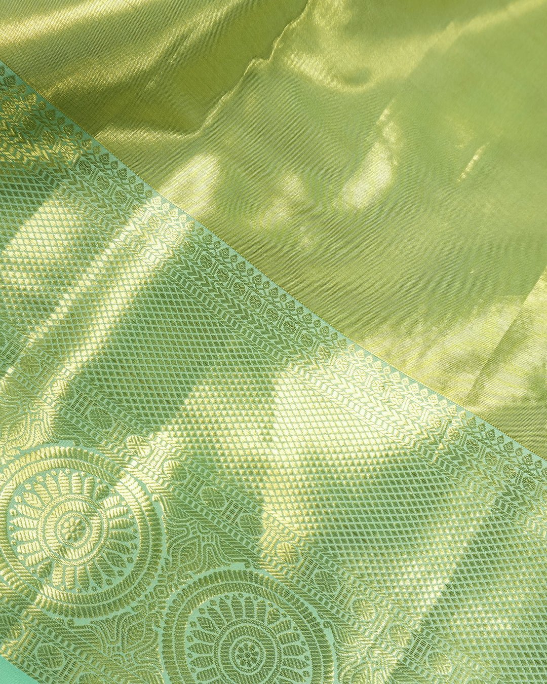 Pista Green Pure Kanjivaram Saree with Floral Leafy Jaal Weave - katansi